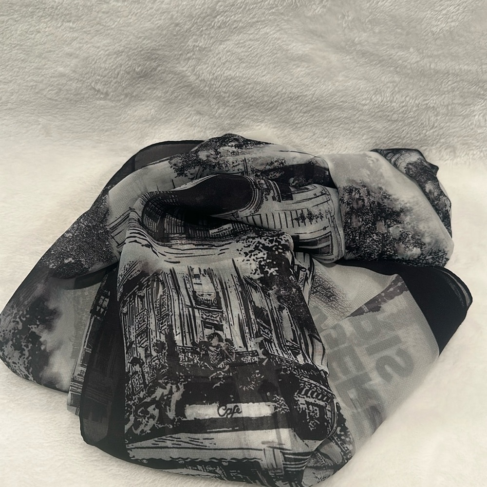 NWT Karl Lagerfeld Paris Scene in Gray and Black 100% polyester. Size: 4’ 1”